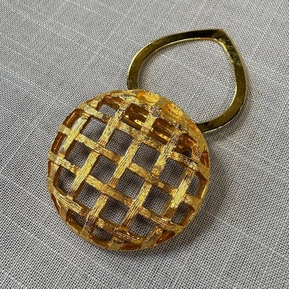 Vintage Lieba Round Tobacco Basket Scarf Clip